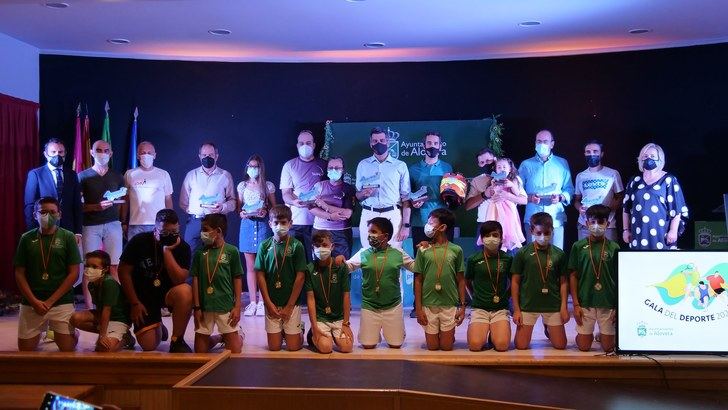 Alovera reconoció a sus deportistas locales junto a figuras como Perico Delgado y el actor de campeones Roberto Chinchilla en la Gala del Deporte