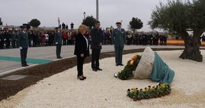 La bandera de España ya luce en la nueva glorieta de la Guardia Civil de Alovera con motivo de los 40 años de Constitución Española