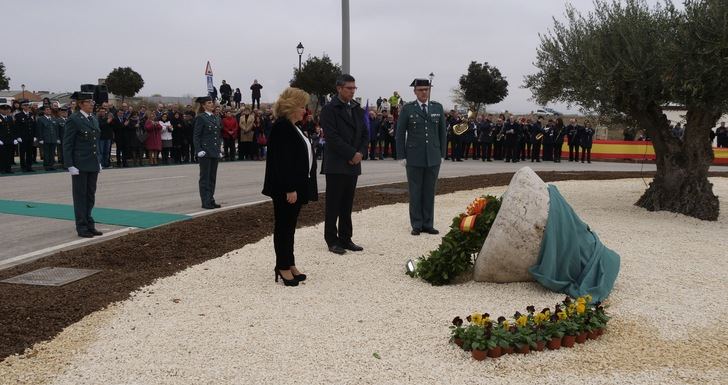 La bandera de España ya luce en la nueva glorieta de la Guardia Civil de Alovera con motivo de los 40 años de Constitución Española