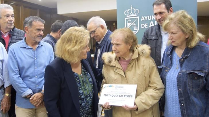 Alovera vuelve a reconocer a la persona de mayor edad del municipio.