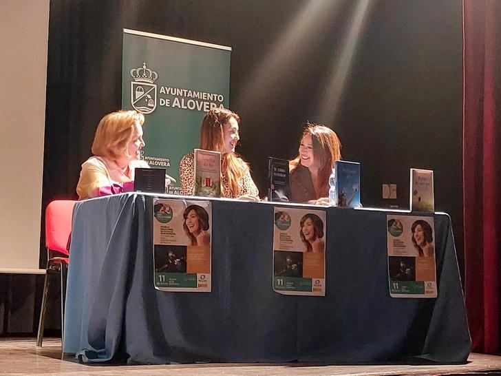 Éxito de asistentes en la presentación del libro 