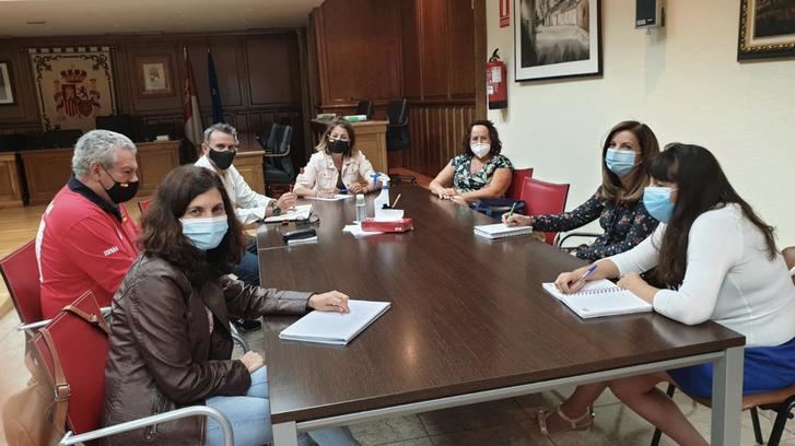 Alovera une peñas y solidaridad con una ofrenda de comida a favor de ONG locales