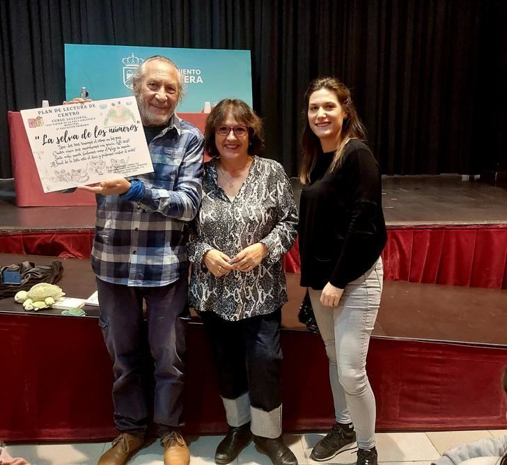 El escritor Ricardo Gómez, premio Alandar 2023 y Ala Delta de Edelvives 2021, visita la biblioteca de Alovera