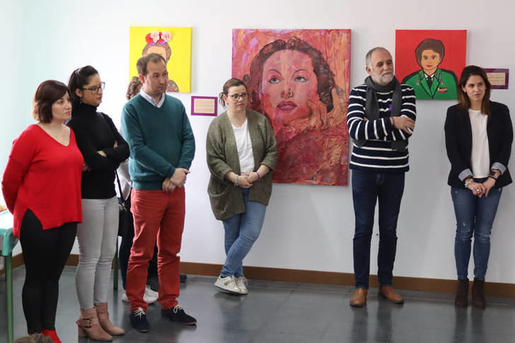 Alumnado del CEIP La Paloma de Azuqueca presenta la exposición de pintura 'Diálogo entre héroas'