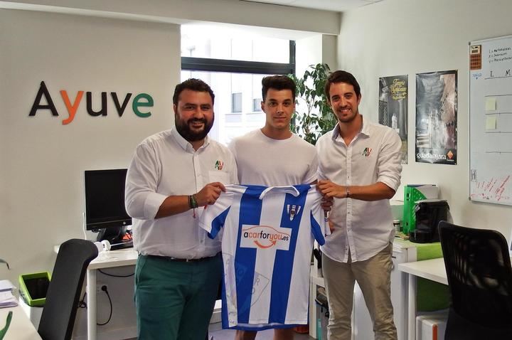 Álvaro Ballesteros firma por el Hogar Alcarreño