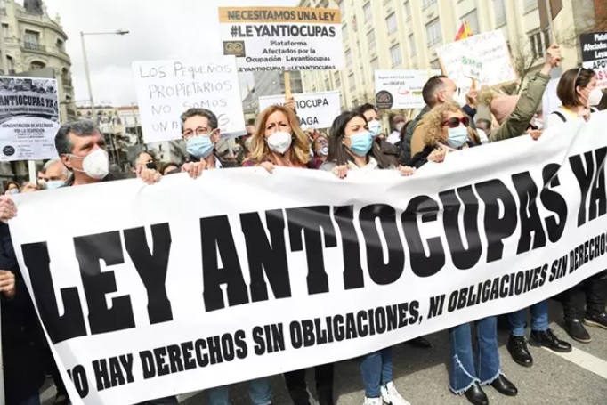 Los vecinos de una urbanización en Humanes denuncian que de las 45 viviendas, 43 están OKUPADAS