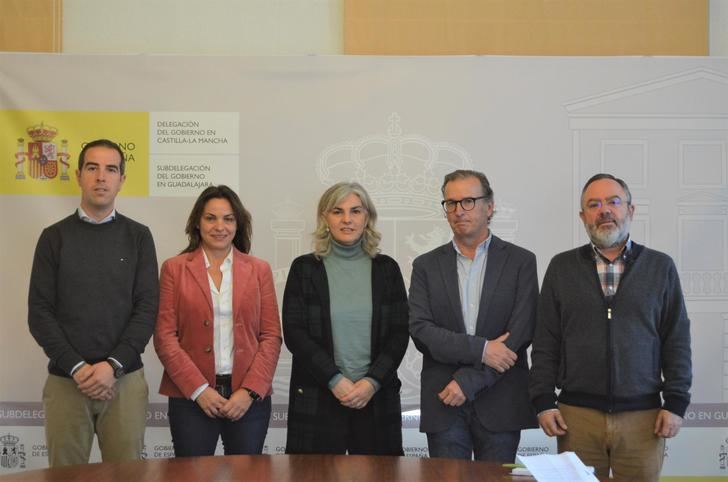 APAG entrega las firmas recogidas solicitando la regulación de los parques fotovoltaicos