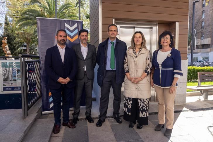 Finaliza la remodelación del aparcamiento de Santo Domingo con cinco puntos de recarga, nuevo ascensor y baño adaptado