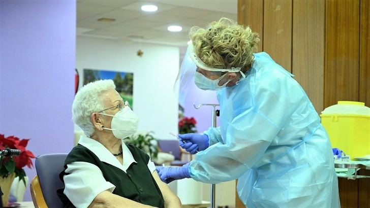 Araceli, de 96 años, recibe en Guadalajara la primera vacuna contra la covid en España