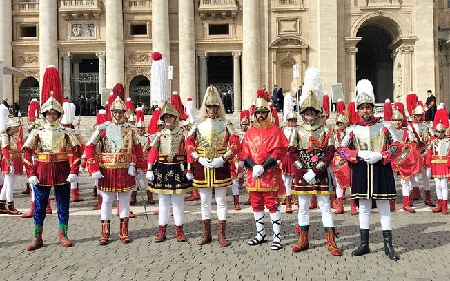 Casi un centenar de Armaos de la Ruta de la Pasión Calatrava iluminan la plaza de El Vaticano en Roma con un desfile