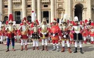 Casi un centenar de Armaos de la Ruta de la Pasión Calatrava iluminan la plaza de El Vaticano en Roma con un desfile