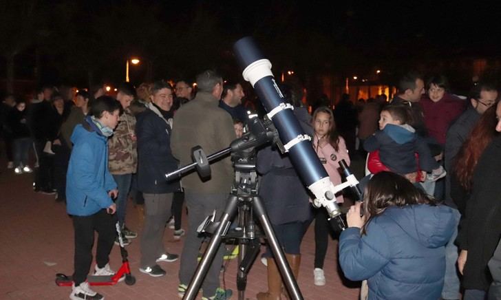 Pasión por las estrellas en la Plaza del Pueblo de Cabanillas