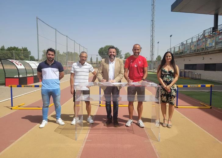 Foto : Ayuntamiento de Azuqueca. De izquierda a derecha, el concejal de Retos Deportivos, Enrique Pérez; el presidente de honor del club, Francisco Barril; el alcalde, José Luis Blanco; el presidente del Club, David Serrano; y la coordinadora del gobierno municipal, Susana Santiago, tras la firma