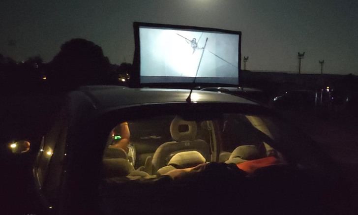 Noche de autocine en la calle Valdemoma de Cabanillas