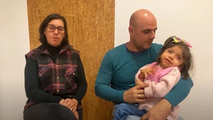 Piden ayuda para conseguir una silla ortopédica para una menor con parálisis cerebral