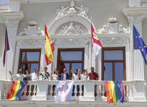 El balc&#243;n del Ayuntamiento de Guadalajara luce por primera vez la bandera arco&#237;ris, en defensa de los derechos del colectivo LGTBI 