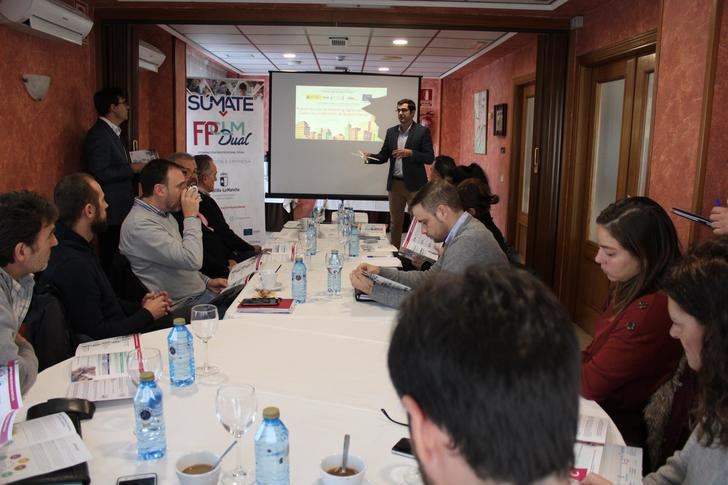 Empresarios se reúnen en Azuqueca para hablar de transformación digital y conocer la FP Dual