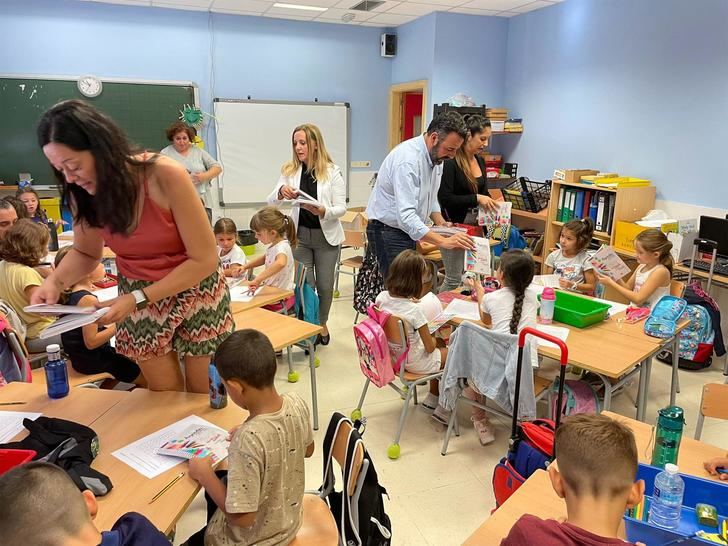 El Ayuntamiento reparte 3.000 agendas y cuadernos entre el alumnado de Primaria de Azuqueca