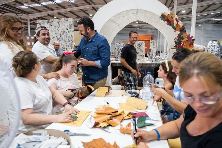 José Luis Blanco: Las Peñas públicas de Azuqueca construyen sueños para el Desfile de Carrozas de las Fiestas
