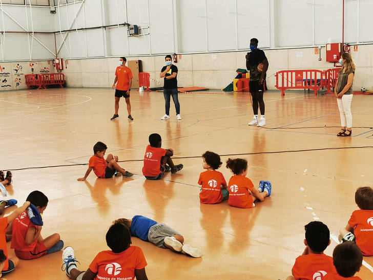El jugador de baloncesto del Real Madrid Usman Garuba visita el campamento municipal 'Azuconcilia'