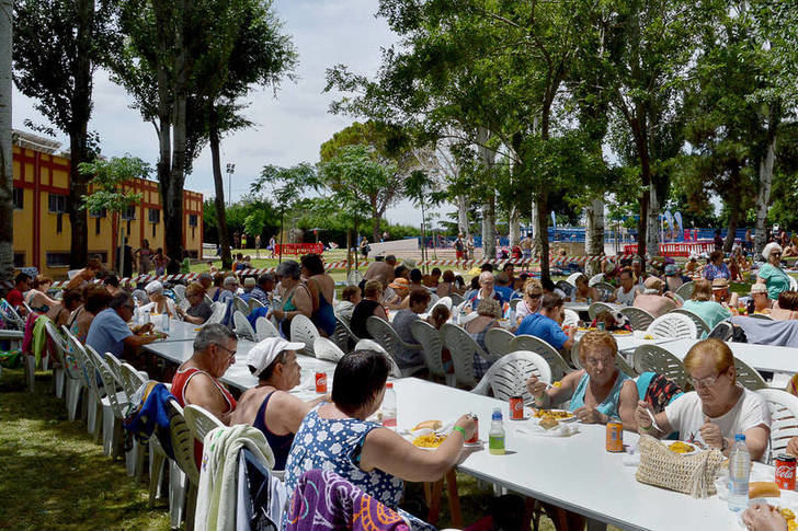 Imagen de archivo de la comida en la piscina de verano celebrada con motivo del Día de los Abuelos y Abuelas 2018. Fotografía: Álvaro Díaz Villamil / Ayuntamiento de Azuqueca
