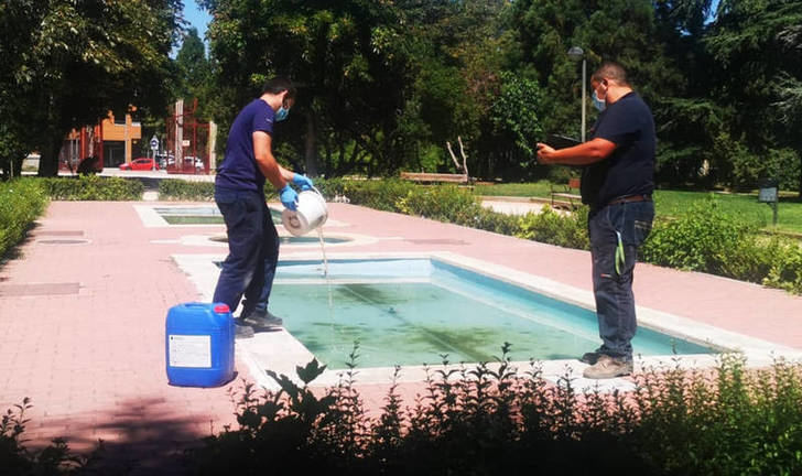 Comienza a aplicarse el tratamiento anual de control de Legionella en las fuentes ornamentales de Azuqueca