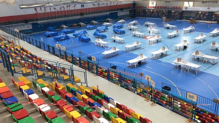 Todo listo en el Polideportivo Ciudad de Azuqueca para poner en marcha el dispositivo de empaquetado y distribución de las mascarillas