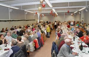 Los mayores de Azuqueca celebran la Navidad con una fiesta en el Centro de Ocio