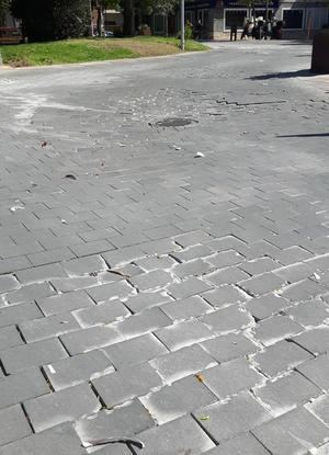 El PP de Azuqueca denuncia el mal estado de la calzada de la plaza General Vives y exige soluciones al Gobierno municipal