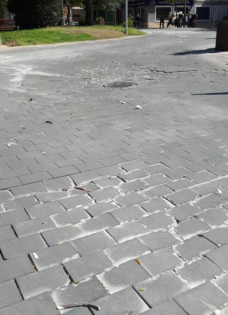 El PP de Azuqueca denuncia el mal estado de la calzada de la plaza General Vives y exige soluciones al Gobierno municipal