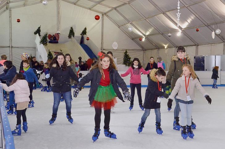Más de 7.000 personas han patinado ya en la pista de hielo de Azuqueca