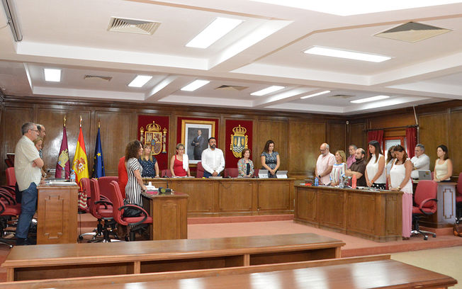 La sesión ha comenzado con un minuto de silencio para condenar la violencia machitas, que desde la última sesión ha dejado nueve víctimas (siete mujeres y dos menores). Fotografía: Álvaro Díaz Villamil / Ayuntamiento de Azuqueca