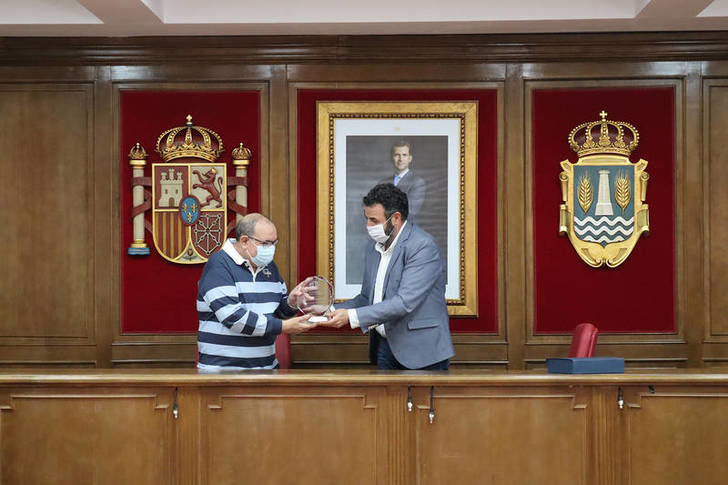 El Ayuntamiento de Azuqueca rinde homenaje a Rafael Murillo, jefe de la Agrupación Local de Protección Civil