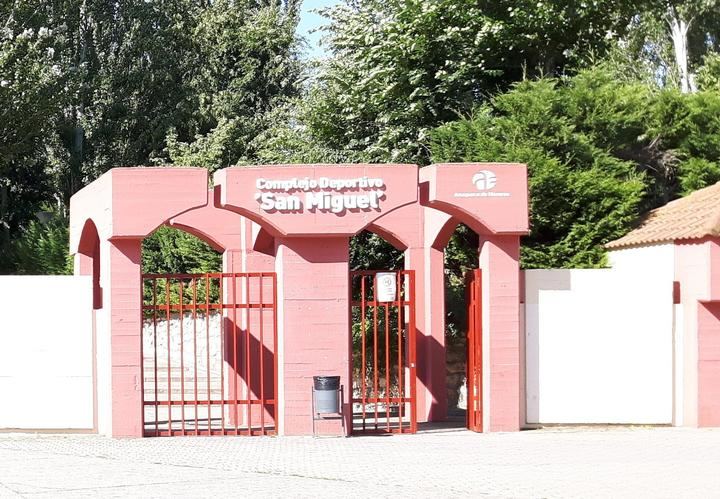 “La historia se repite y la falta de previsión deja a los azudenses sin piscina en el inicio de la temporada”