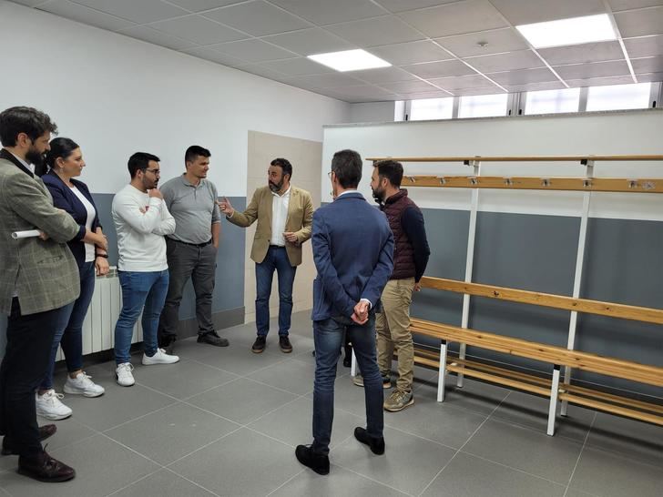 El polideportivo Laz Paz de Azuqueca estrena vestuarios e incorpora un baño para personas ostomizadas en la planta baja