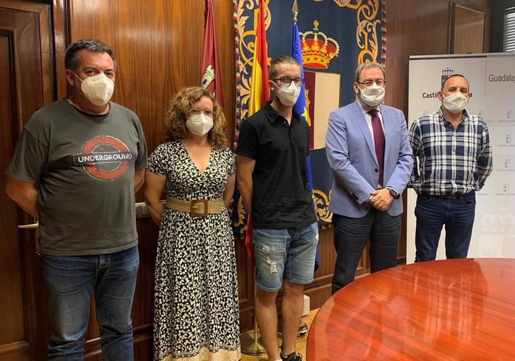 El delegado de la Junta y el de Educación, Cultura y Deportes felicitan al alumno que mejor nota ha obtenido en el programa ´Bachibac´ de Guadalajara