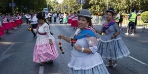3.000 bailarines bolivianos desfilaron en honor a la virgen de Urkupi&#241;a en el Paseo del Prado de Madrid