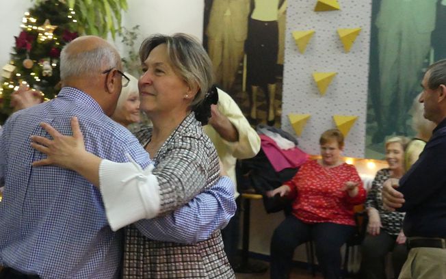 Más de 300 personas mayores participan en el baile de Navidad del Centro Social Cifuentes de Guadalajara