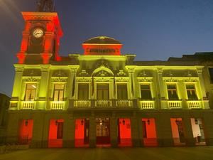 El Ayuntamiento de Guadalajara se ilumina con los colores de la bandera de España para celebrar la Constitución