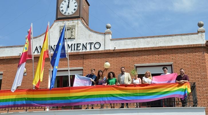 La bandera LGTBI, en el balcón del Ayuntamiento de Azuqueca