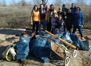 Una quincena de voluntarios recogen m&#225;s de 300 kilos de basuraleza en una zona verde natural de Valdeluz