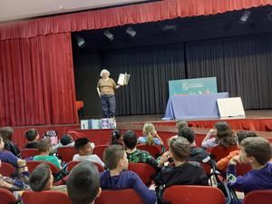 La escritora Mar Benegas, Premio Cervantes Chico 2022, visita la Biblioteca de Alovera