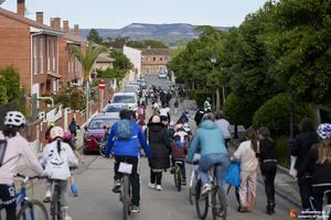 Más de 250 personas participan en el VI Bicicuento de Yunquera de Henares para celebrar el Día del Libro