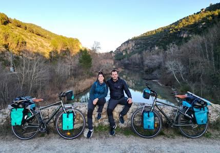 Una vecina de Sacedón recorrerá el mundo en bicicleta con su pareja y parte el 7 de enero desde la localidad alcarreña
