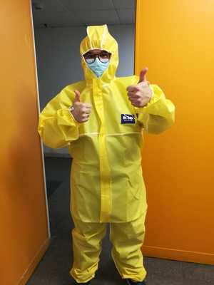 El Hospital Universitario recibe un nuevo pedido de trajes de protección donados por BNI Guadalajara , sigue la Campaña Solidaria