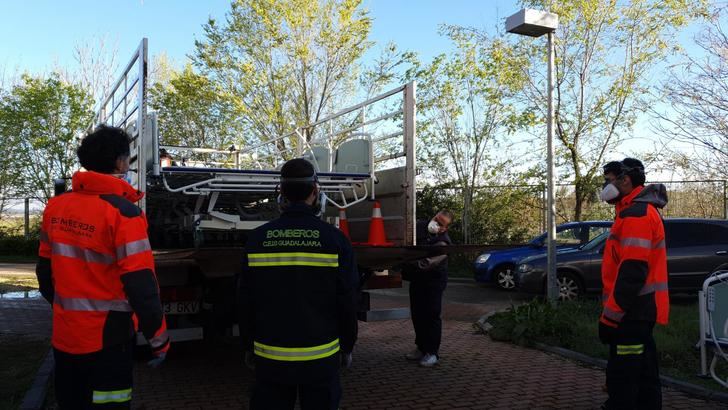 Los bomberos de la Diputación y del Ayuntamiento de Guadalajara desinfectan 200 ambulancias en una semana