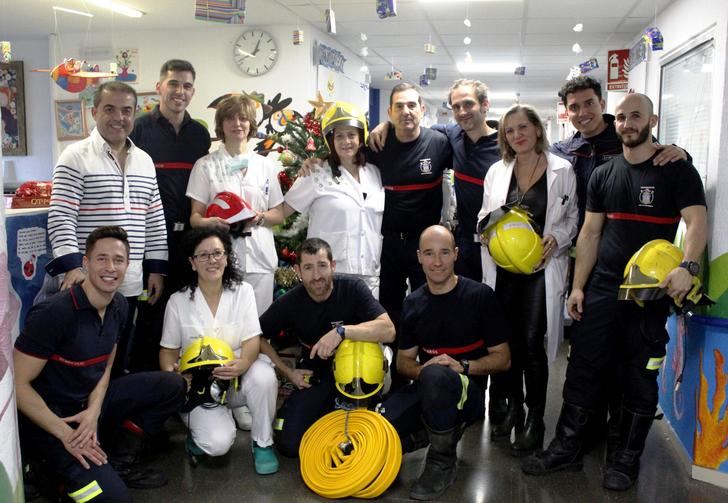 Como cada Navidad, los bomberos han acudido a su cita navideña con el Hospital Universitario de Guadalajara