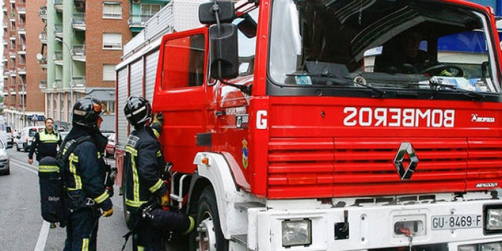 Evacuados 50 trabajadores y 8 afectados por un incendio en una nave del polígono industrial de Fontanar 