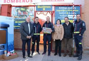 Hasta el 4 de enero puedes participar en la recogida de juguetes y alimentos impulsada por la asociación deportiva Bomberos de Guadalajara
