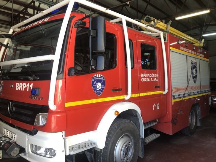Un incendio en Adobes afecta a tres viviendas y se aproxima a una nave agrícola